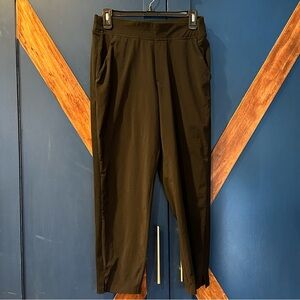 Athleta women’s BROOKLYN MID RISE ANKLE PANT. Size 6P. Black.